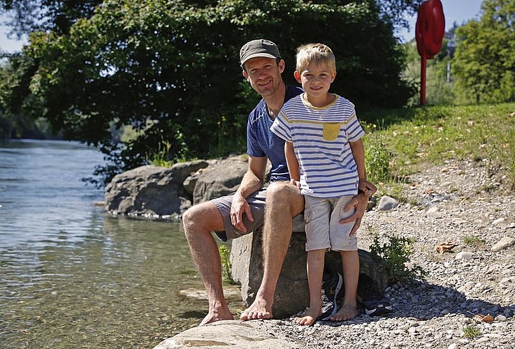 Thomas Baur (links) und David kühlen sich die Füsse in der Reuss ein wenig ab.