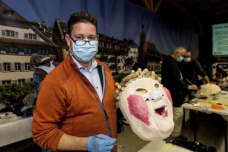 Dani Theiler hat eine Fasnachtsholzmaske geschnitzt und hofft, mit seinem Sujet an der nächsten Fasnacht auf der Strasse unterwegs zu sein.