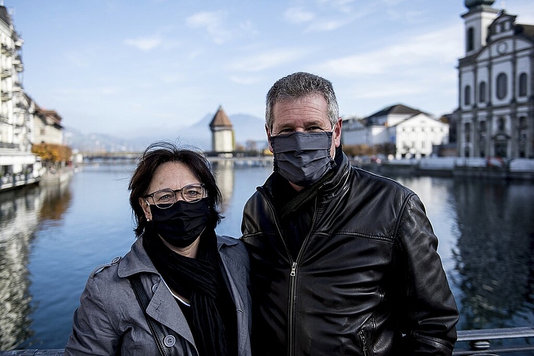 Nach dem Waschen ihrer Maske, erzählen Brigitte und Andreas Wymann, werden ihre Masken auch noch gebügelt, bevor sie sie wieder anziehen.