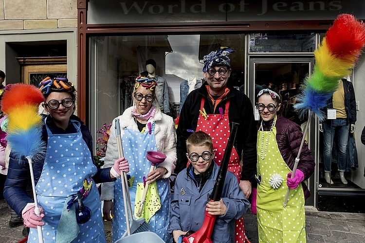 Eine grosse Herausforderung, die Stadt in diesen Tagen sauber zu halten. Von links: Lynn, Corinne, Stefan, Maël (vorne) und Jana Bühlmann.