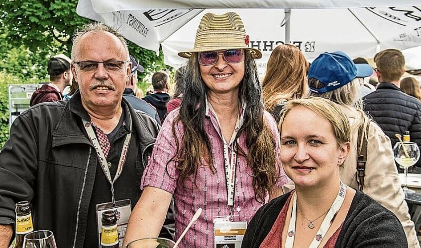 Von links: Bruno Arnet, Weibel Stadt Kriens, Nationalrätin Yvette Estermann und Marlene Kamber, Niederhäuser AG und Spenderin des Lebendpreises, Muni Lukaro.