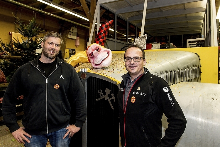 Philipp Hostettler (links) und Thomas Etienne von der Zunft zu Safran. 30 Nasen haben beim Bauen mitgeholfen, und eine Schwiegermutter hat 55 «Gwändli» genäht.