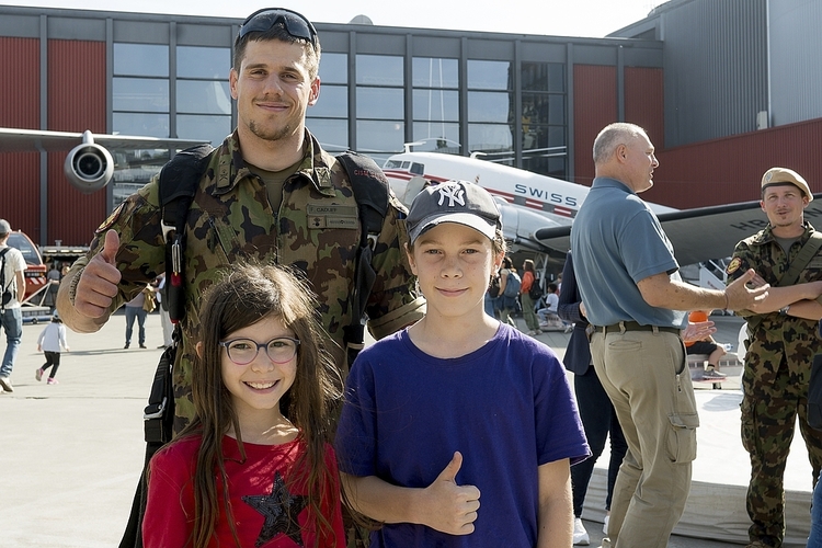 Fallschirmspringer Flavio Caduff mit Ethan (l.) und Delilah Fisc Fallschirmspringer Flavio Caduff mit Ethan (links) und Delilah Fischer. Flavio war
auf der Zielmatte mitten im Verkehrshaus gelandet. Die Kinder fanden den Heli cool.