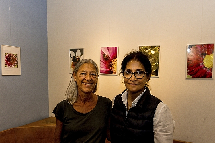 M. Alba Gautschi-Selvas (links) und Minu Tighi. Minu hat über 30 Fotos im Sentigarten aufgenommen und stellt sie jetzt in den Räumlichkeiten des Treffs aus.