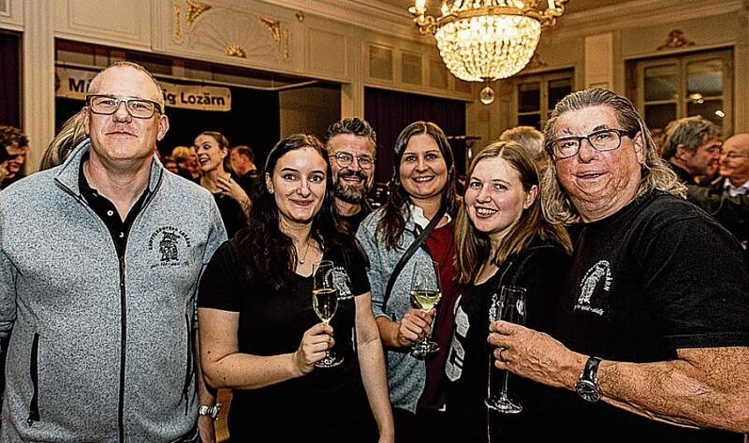 Chottlebotzer Lozärn von links: Martial Gross, Tamara Hammer, Stefan Steiger, Sybille Steiger, Salomé Picariello und Martin Achermann freuen sich auf die Welt-Schnopfmeisterschaft 2024.
