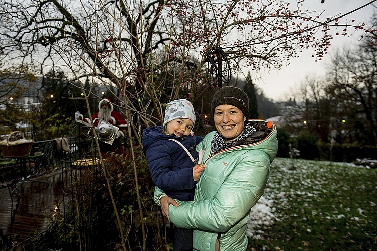 Miriam Ehrler hat in der Weihnachtsbeilage dieser Zeitung gelesen, dass der Samichlaus vorbeikomme. Sie ist mit Sina am Nachmittag in die Garden Villa gekommen.