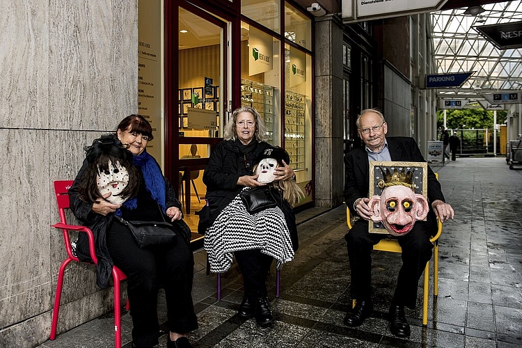 Von der ältesten Luzerner Original-Guuggenmusig 4711 schauten Irmyd Marfurt, Maria Turner und Toni Hofmann ganz gemütlich sitzend dem Treiben vor dem Theater zu (v. l.).