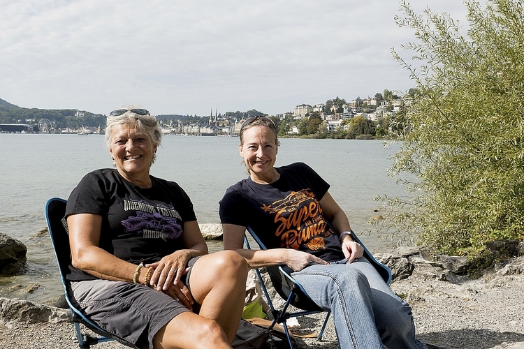 Monika Mosimann (l.) und Francoise Erni. Als Luftwaffen Fan's un Monika Mosimann (l.) und Françoise Erni. Als Luftwaffen-Fans und Motorenmusiker probte aus Emmen vermissen sie das PC7-Team und den Sound der F/A-18.