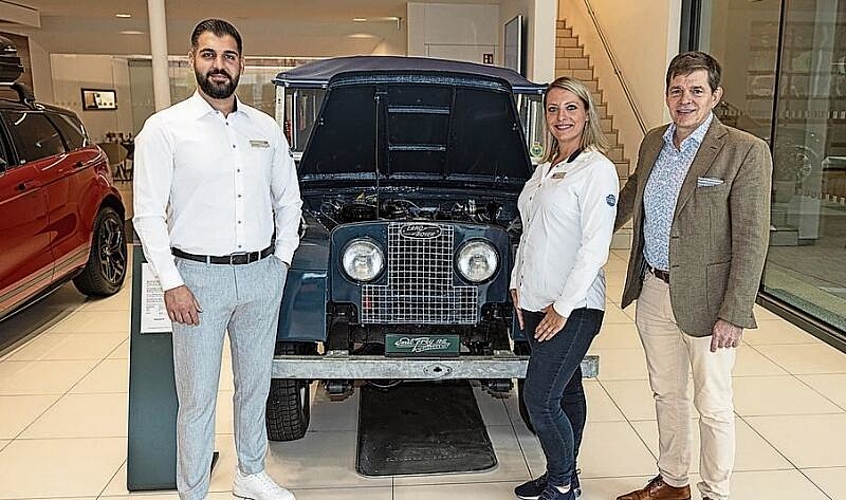 Albin Huskaj (links), Kundendienst, Bianka Räpricht, Empfang, und Markus Hesse, Geschäftsleiter der Emil Frey AG, Ebikon, vor einem historischen Land Rover «Series 1» aus den späten Fünfzigerjahren.
