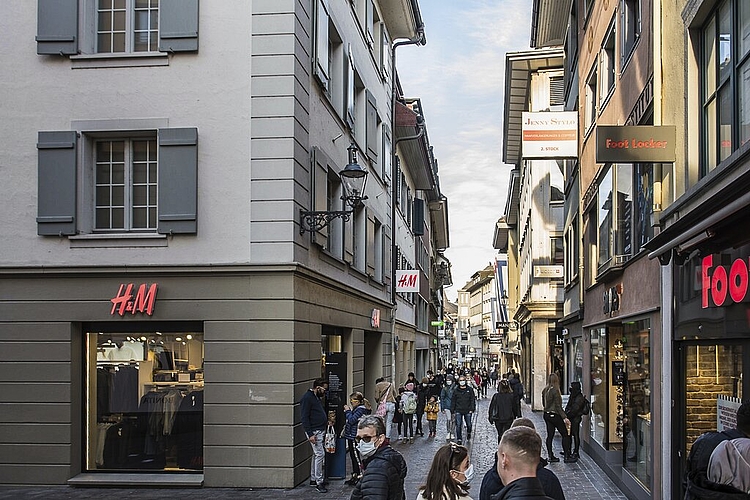 Am Samstag hatte es doch deutlich weniger Leute in der Innenstadt. Viele haben aber eine Maske getragen.