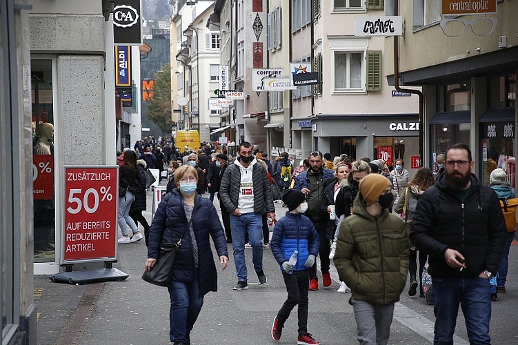 Viele Rabatte und Sonderangebote locken in diesen Tagen die Luzernerinnen und Luzerner in die Altstadt.