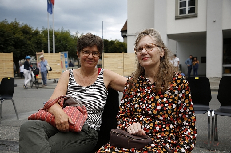 Ursula Hüsler und Christina Simpson (v. l.) verweilen schon mal auf einem der Stühle.
