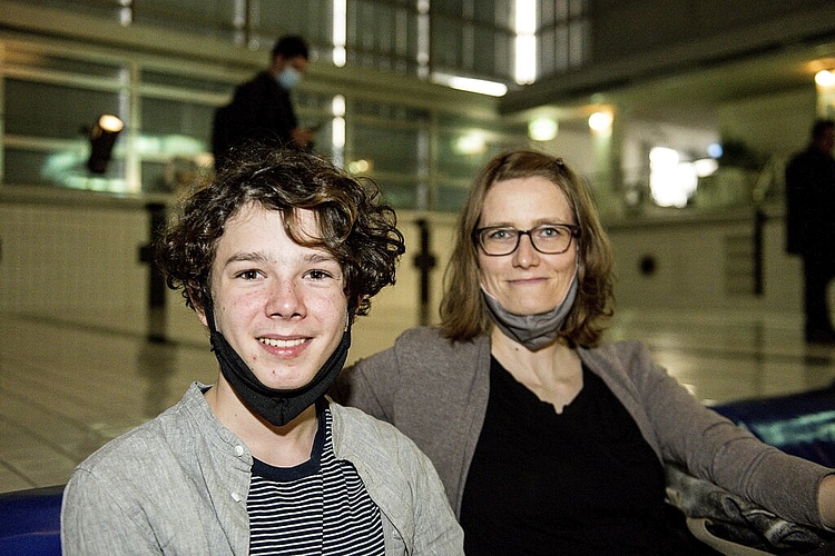 Vor so viel Publikum habe er noch nie diskutiert, und er sei ein wenig nervös, meinte Finn Krummenacher, Junge Grüne, vor der Veranstaltung – mit Britta Krummenacher.