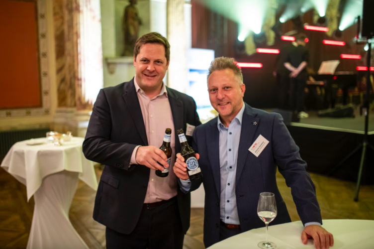 Marco Linder (l.) von der Herzog Elmiger AG und Antonio Govetosa von Heineken Switzerland schätzen es, trotz coronabedingter Umstände positive Perspektiven vermittelt zu bekommen.