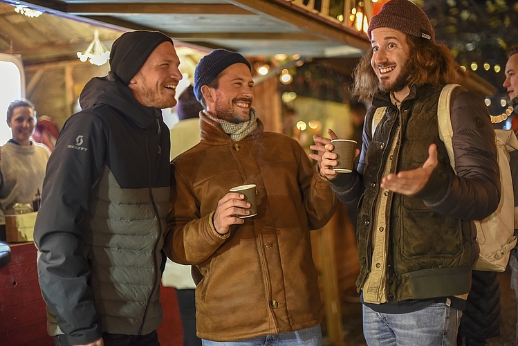 Sebastian Fritschi (rechts) erklärte Yves Seeholzer (links) und Fabiano Bieri (Mitte) den Unterschied zwischen einer Crêpes und einer salzigen Crêpe.