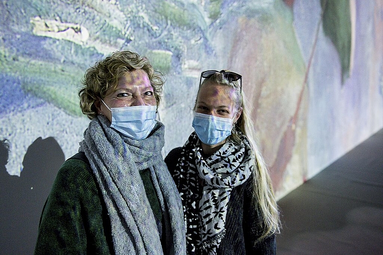 Sonja Saner (l.) hat sich die Van-Gogh-Ausstellung mit Geraldine Zwahlen angesehen. «Ich male hobbymässig und will mich von der Technik inspirieren lassen», sagt Geraldine Zwahlen.