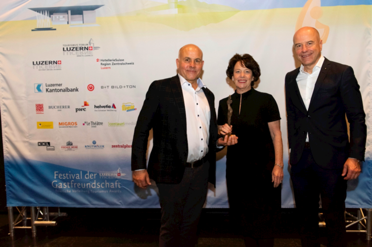 Der Gletschergarten war nach der Erweiterung fast gesetzt für einen Award: Direktor Andreas Burri (links) mit Stiftungspräsidentin Corinne Fischer und Daniel Salzmann, CEO der LUKB, dem Co-Hauptsponsor des Abends.