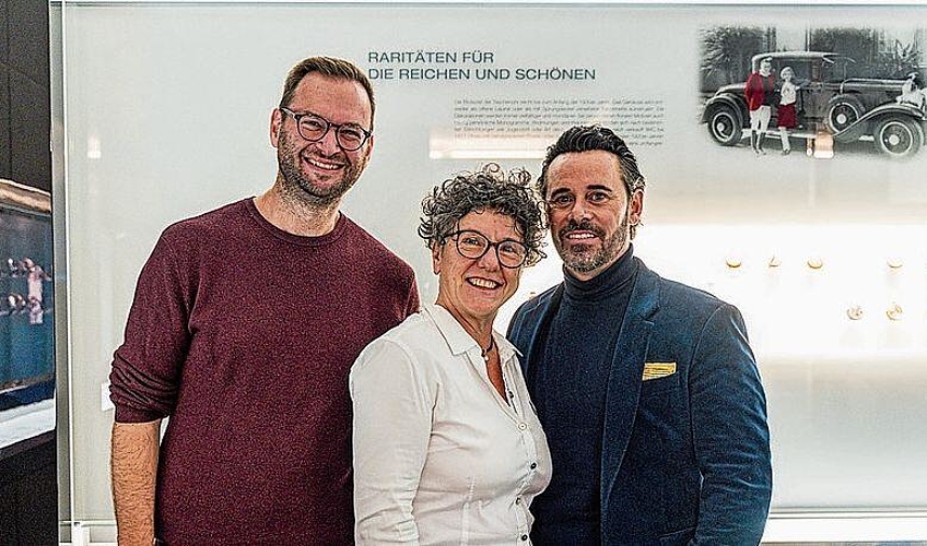 V. l.: Pascal Häfliger, KWC Group AG, Heidi Brügger, TCM Brügger Medicare AG, und 
Sandro Carbone, Suter Inox AG, können sich an den ausgestellten Raritäten im öffentlich zugänglichen Museum nicht sattsehen.