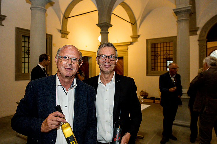Ein grosses Anliegen ist dem Rebbaukommissär Beat Felder (l.) der Winzer Nachwuchs. Mit dem Weinbau Mariazell, Sursee, holte er mit Walter Huber einen Preis in der Kategorie Weisswein ab.