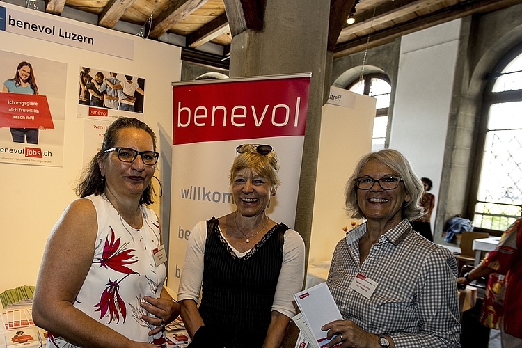 Von links: Ermi Krieger, Fachstellenleiterin Benevol, Fachstelle für Freiwilligenarbeit, Lisbeth Lischer und Barbara Gysi-Sidler, Vizepräsidentin Benevol.