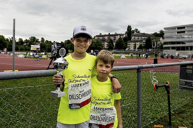 Stolz präsentierte Justin Dillschneider den Pokal, den er beim Final der schnellsten «Chatzestrecker» gewonnen hat. Sein Bruder Lionel hat den 4. Rang erreicht.