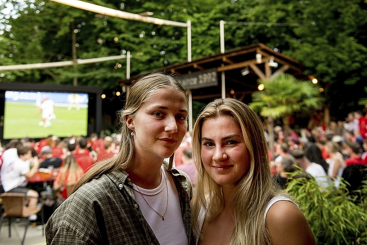 Lena Leu (l.) und Tanja Hengartner unterstützten die Schweizer Mannschaft und sind gerne in der Schüür.