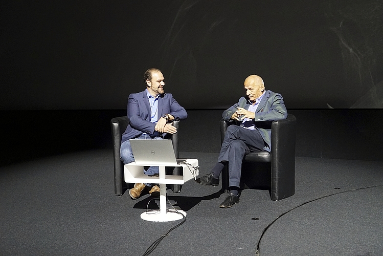 Der Luzerner Leonhard Gmür (rechts) war Produktionsleiter in mehreren Bond-Filmen und war Teil des Talks, der von Requisitensammler Rinaldo Somaini (links) geleitet wurde.