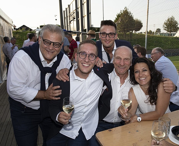 «Im Parlament sind wir selten einer Meinung», meinten sie einstimmig. Der lauteste Tisch am Apéro kam aus dem Kanton Tessin: (v. l.) die Kantonsräte Paolo Ortelli, FDP, Stefano Tonini, Lega, und Fabio Käppeli, FDP, dazu Giancarlo Piffero, Jugendbeauftragter des Kantons Tessin, und Kantonsrätin sowie Gemeinderätin von Lugano, Sara Beretta Piccoli, CVP.