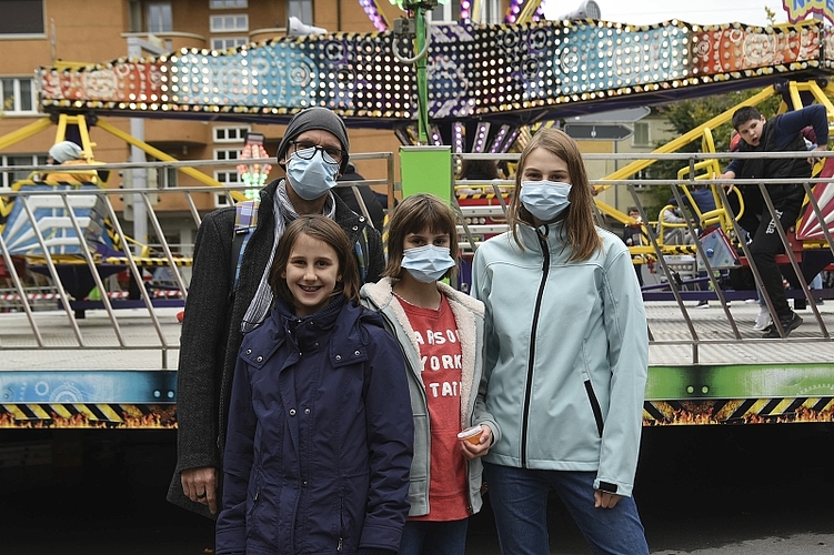 Martin Bachmann mit den Töchtern Vivienne, Sina und Yael (von links) sind froh, dass wenigstens die «Minichilbi» auf dem Stadtplatz stattfindet.