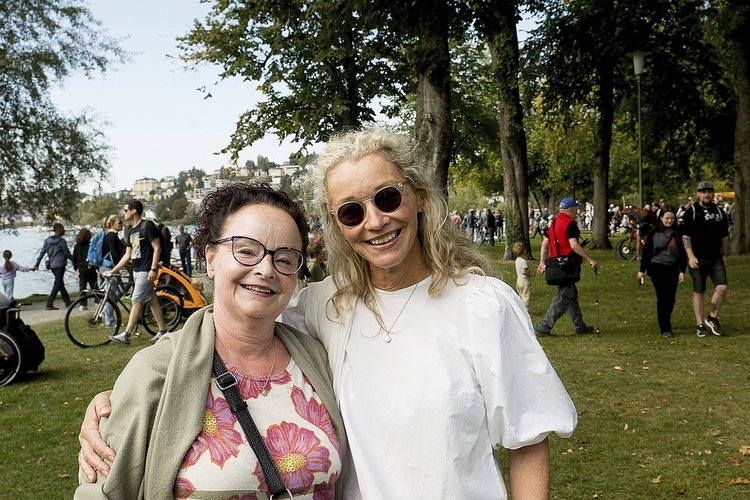 Veronika Reichert (l.) und Sandy Wagner waren von der Bäeckerst Veronika Reichert (l.) und Sandy Wagner waren von der Bäckerstube in Richtung Innenstadt
unterwegs und waren beeindruckt vom schönen Fliegerevent.