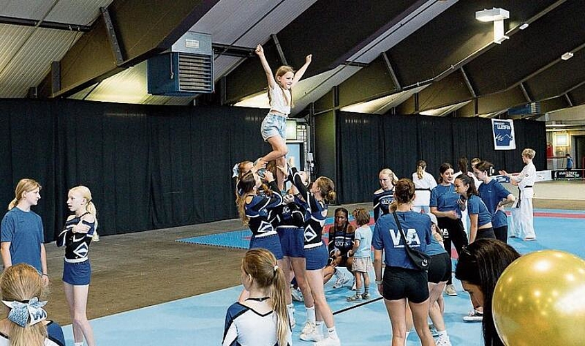 Lea Lindegger meinte nach dem Cheerleading-Auftritt bei den Wildcats Allstars:
«Cool, ich könnte es mir vorstellen mitzumachen.» Lea Lindegger meinte nach dem Cheerleading-Auftritt bei den Wildcats Allstars: «Cool, ich könnte es mir vorstellen mitzumachen.»
