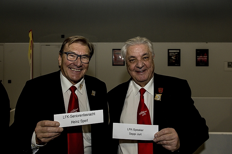 Etwas Farbe liess Malermeister und Gallivater Markus Hartmann (l.) in Form eines farbigen Schals verteilen. Mit Fidelitas-Dominus Reto Bachmann und Wey-Zunftmeister Christian Amstutz (r.).