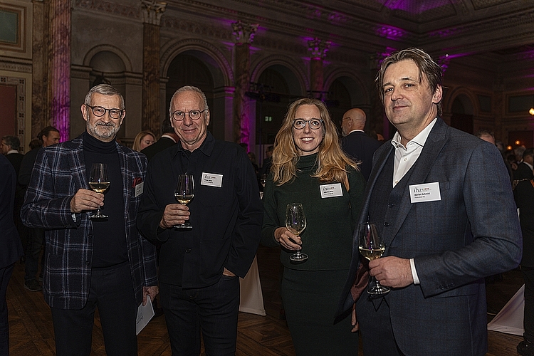 Freuen sich jedes Jahr auf ein Wiedersehen mit Bekannten (von links): Bruno Giger, Persigo AG; Peter und Sabrina Wirz, Vetica Group AG; Adrian Schmid, Pilatushof AG.