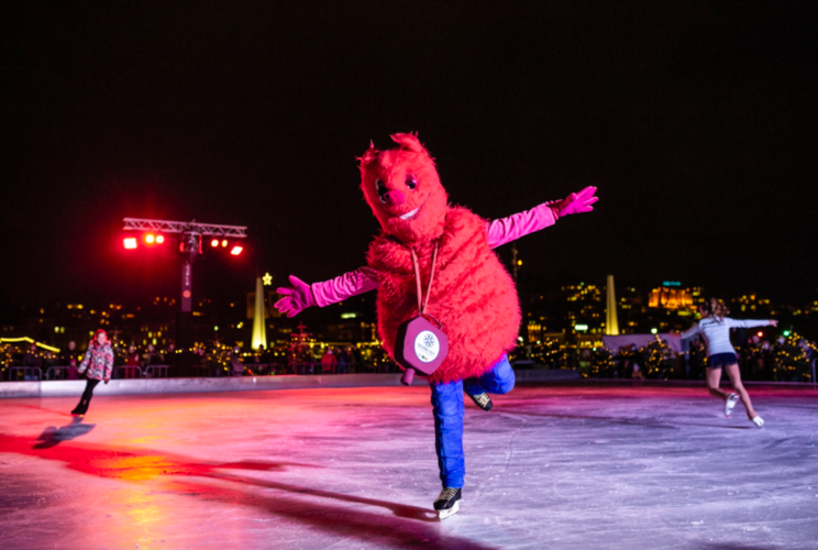 Auch Wuli, das Maskottchen der Winteruniversiade, versuchte sich im Eiskunstlauf, wirkte dabei aber neben den Kids ziemlich ungelenkig.
