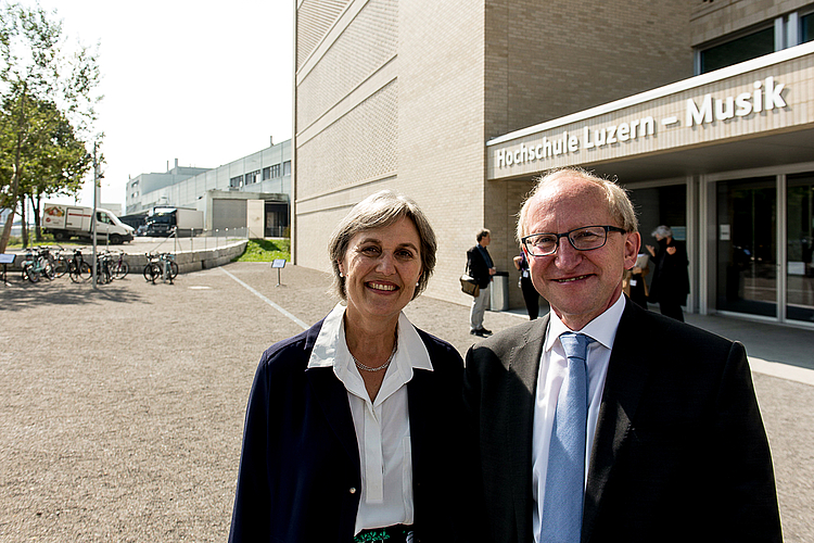 Silvia Thalmann-Gut, Volkswirtschaftsdirektion Kanton Zug, und Markus Hodel, Rektor der Hochschule Luzern.