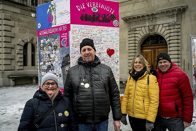 Gabi und Erwin Egli (links) spazierten zusammen mit Erika Geller-Egli und Mäsi Egli von Horw in die Stadt zum Guuggerbaum.