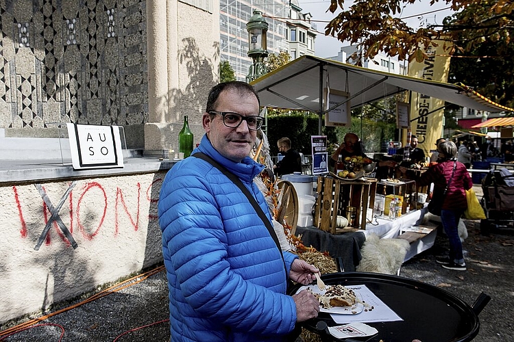Markus Blechinger nimmt noch einen Bissen von der Käseschnitte mit Speck und meint: «Sie fueret rüüdig.»
