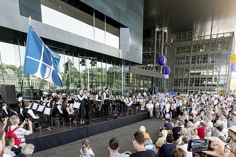 Hunderte Gäste feierten am Samstag vor und im KKL Luzern das 100-Jahr-Jubiläum der Brassband Bürgermusik Luzern.