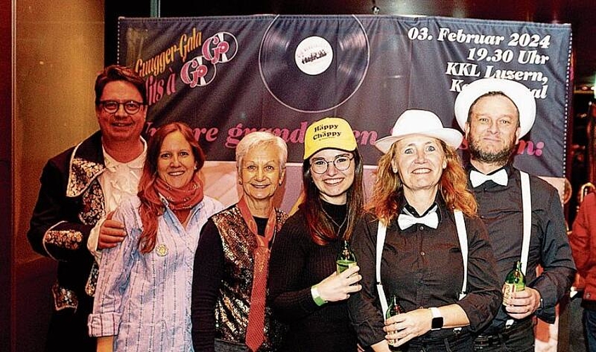 Von links: Simon Baumgartner, Tamara und Beatrice Fellmann, Carla, Regula und Stephan Achermann. Simon trat bei der letzten Gala als Mr. Perron, Solo-Guugger, auf. Am Samstag genoss er die Gala als Zuschauer.