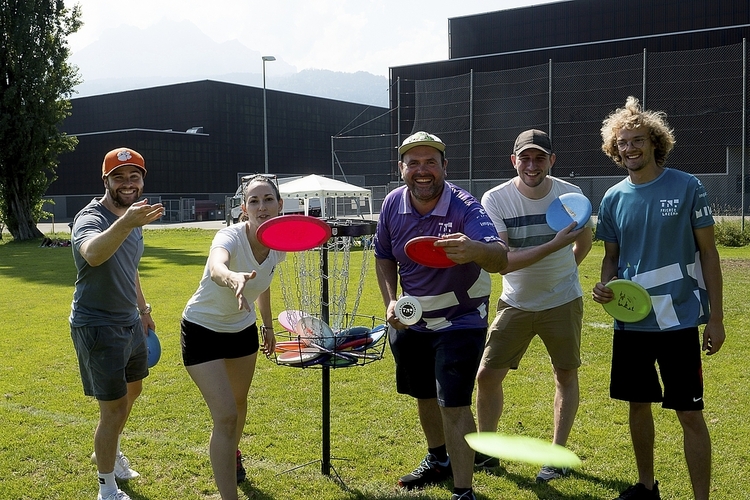 Von links: Mathias Müller, Ursina Mächler, Disc Golf Korb, Ben Auch kleinere Vereine fanden Platz: Tag der Luzerner Sportvereine mit Disc Golf. Von links: Mathias Müller, Ursina Mächler, Benny Peschka, Peter Burkhardt und Mirco Schoch.