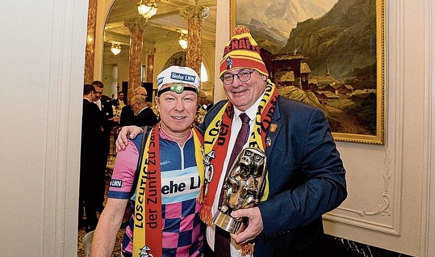 Christoph Aerni (l.) und Gaudenz Ineichen, neu gewählter «Lustige Huerenaff 2024». Beide sind begeisterte Velofahrer – Christoph auf dem Rennvelo und Gaudenz auf dem E-Bike.