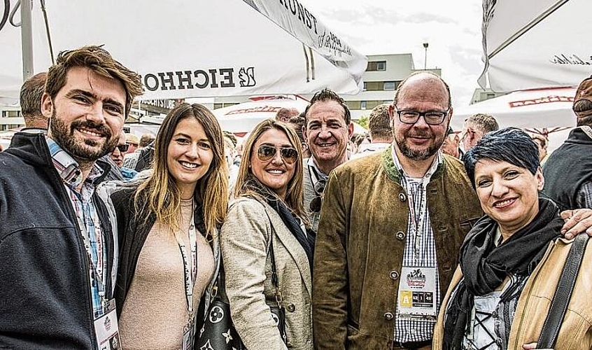 Sponsoren aus dem Emmen Center. Von links: Mark Räber und Jessica Glaus, New Nails, Judita Reci und Andreas Camenzind, Manor, und Patrick Odermatt, Leiter Emmen Center, mit Franca.
