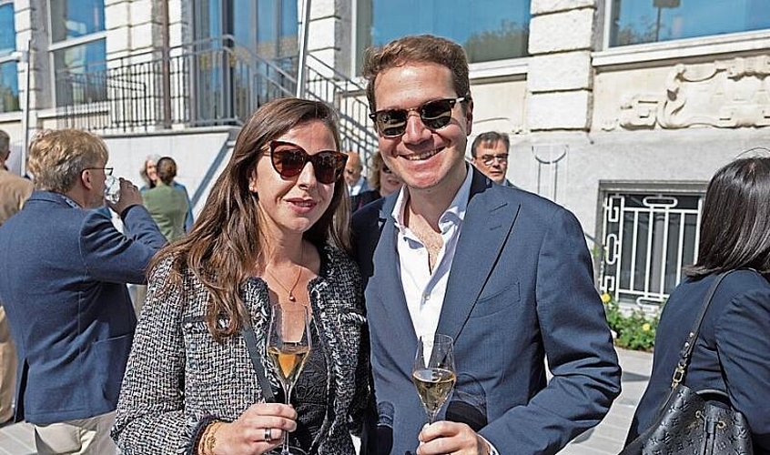 Christine Peter, Marketingexpertin in Accommodation & Wellness von Schweiz Tourismus, zusammen mit Alexander Lanaras, Business-Development-Experte bei Bucherer AG.
