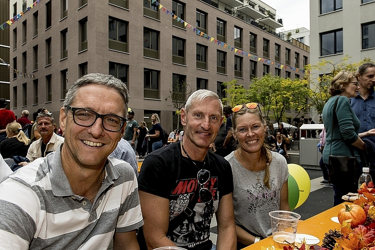 Sie sind direkt vom Oktoberfest mit dem Zug ans Mattenhof-Fest angereist. Von links: Markus Haag, Stefan Thürig und Angela Hurscheler.