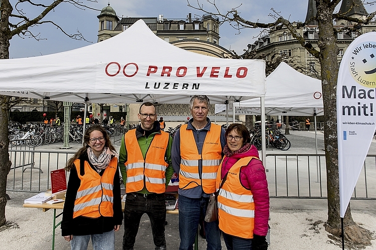 Von links: Carmen Amrein und Lukas von Wyl, Vorstand Pro Velo, Cornelis und Alice Heijman, OK Velobörse Pro Velo, konnten am Samstag etliche Neumitglieder, die auch das politische Engagement unterstützen, gewinnen.