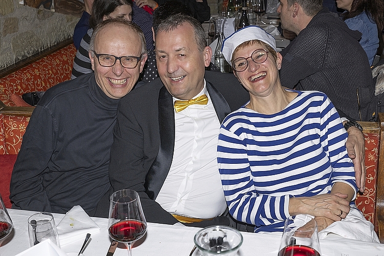 Von links: Beat Fischer zusammen mit Peter Kreyenbühl, der der Liebe wegen ins Tirol
ausgewandert ist, jetzt am Tisch mit Schwägerin Pia Kreyenbühl, Gattin des Fritschivaters 2016.