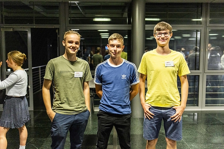 Jannis Piekarek, Josef Schlienger und Valentin Hefti (von links) nutzten den Anlass, um erste Luft zu schnuppern in Sachen Polit-Podien.