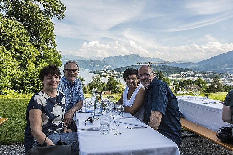 Patrik Rust, Geschäftsführer EWL, Claudia Kienzler, Botschafterin der Location (v. l.) EWL-Dachterrasse und Mike Steimann, Stiftung «Luzern hilft».
