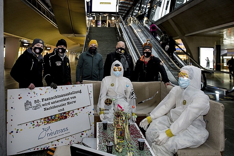 Chris Müller, Michael Hunold, Roger Ayer und Marco Bucher von den Rüss-Suuger Ämme haben das Wohnzimmer in die Corona-Flasche gepackt (von links).