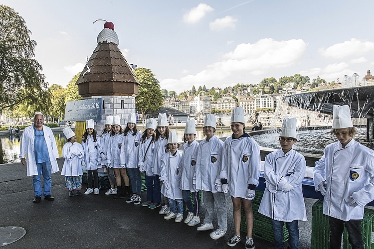 Walti Mathis, Leitung Theaterkids, verteilte mit den Theaterkids der Stadt Luzern die 500 Zöpfe an die Luzerner Bevölkerung.